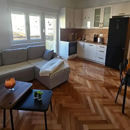 Modern - Center *